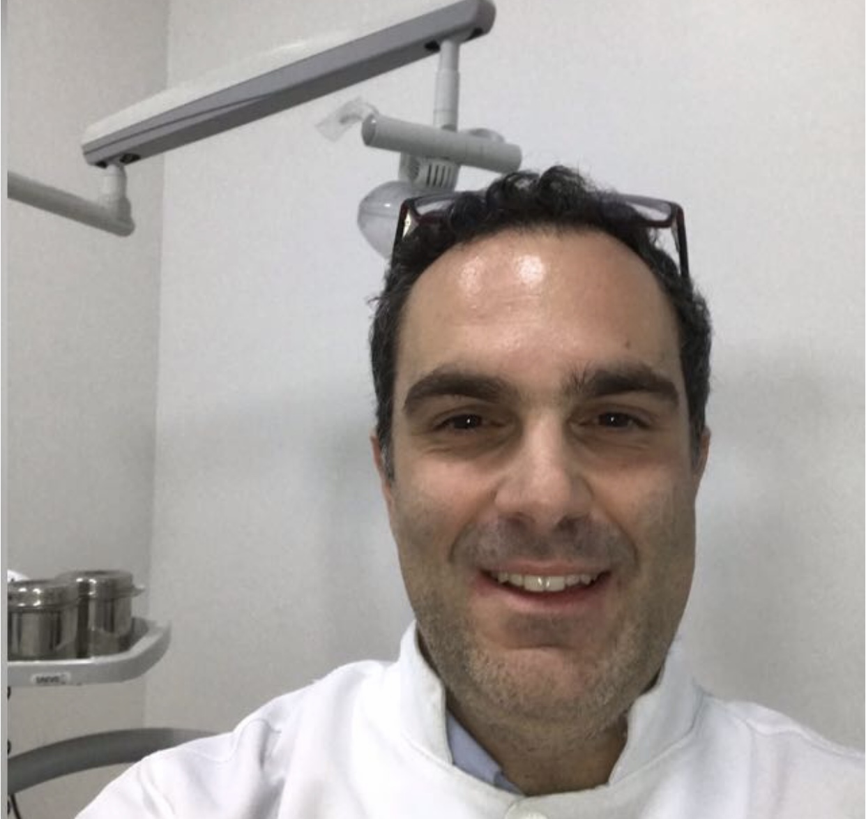 Especialista em Endodontia/Clínico Geral.
